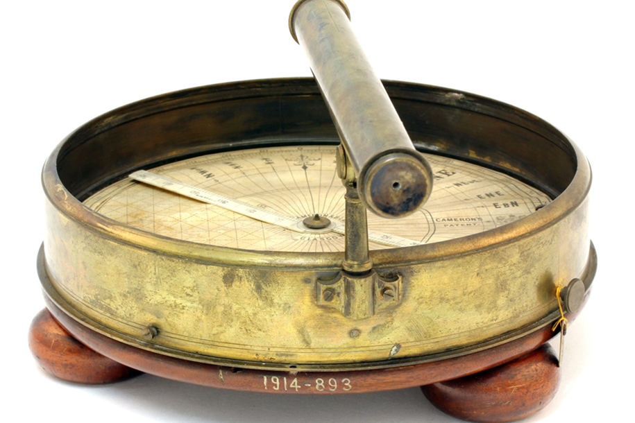 Englischer Schiffskompass aus der Zeit um 1850 (DOM, Inv.Nr. 8736100009536), erworben 1935 bei dem Sammler Thomas H. Court. 