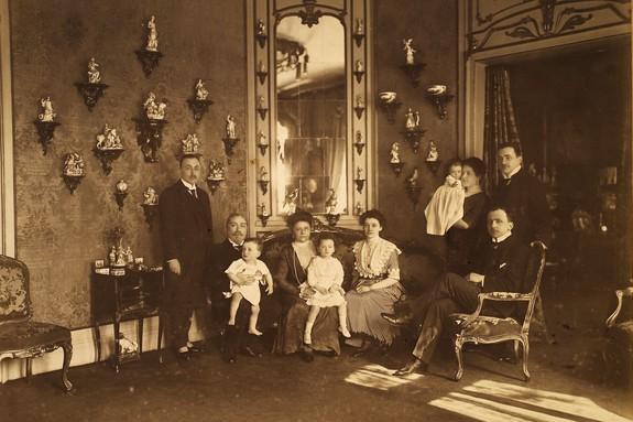 The von Klemperer family at Wiener Straße 25 (from left: Victor, Gustav with Peter Ralph, Charlotte with Sophie Charlotte, Sophie, Frieda with Lily, Ralph Leopold (seated), Herbert Otto), approx. 1911