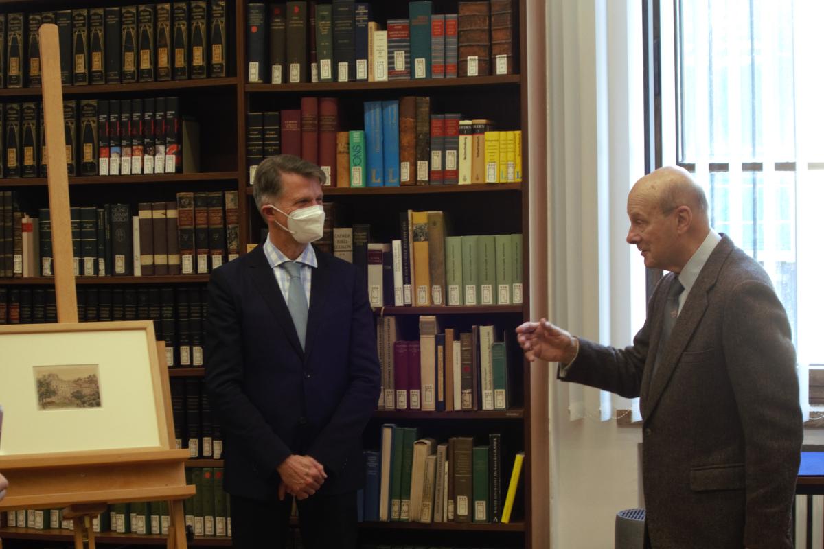 Dr. Michael Hering (links) im Gespräch mit dem Erben des Wiener Sammlers Richard Stein, Herrn Felix Bloch.