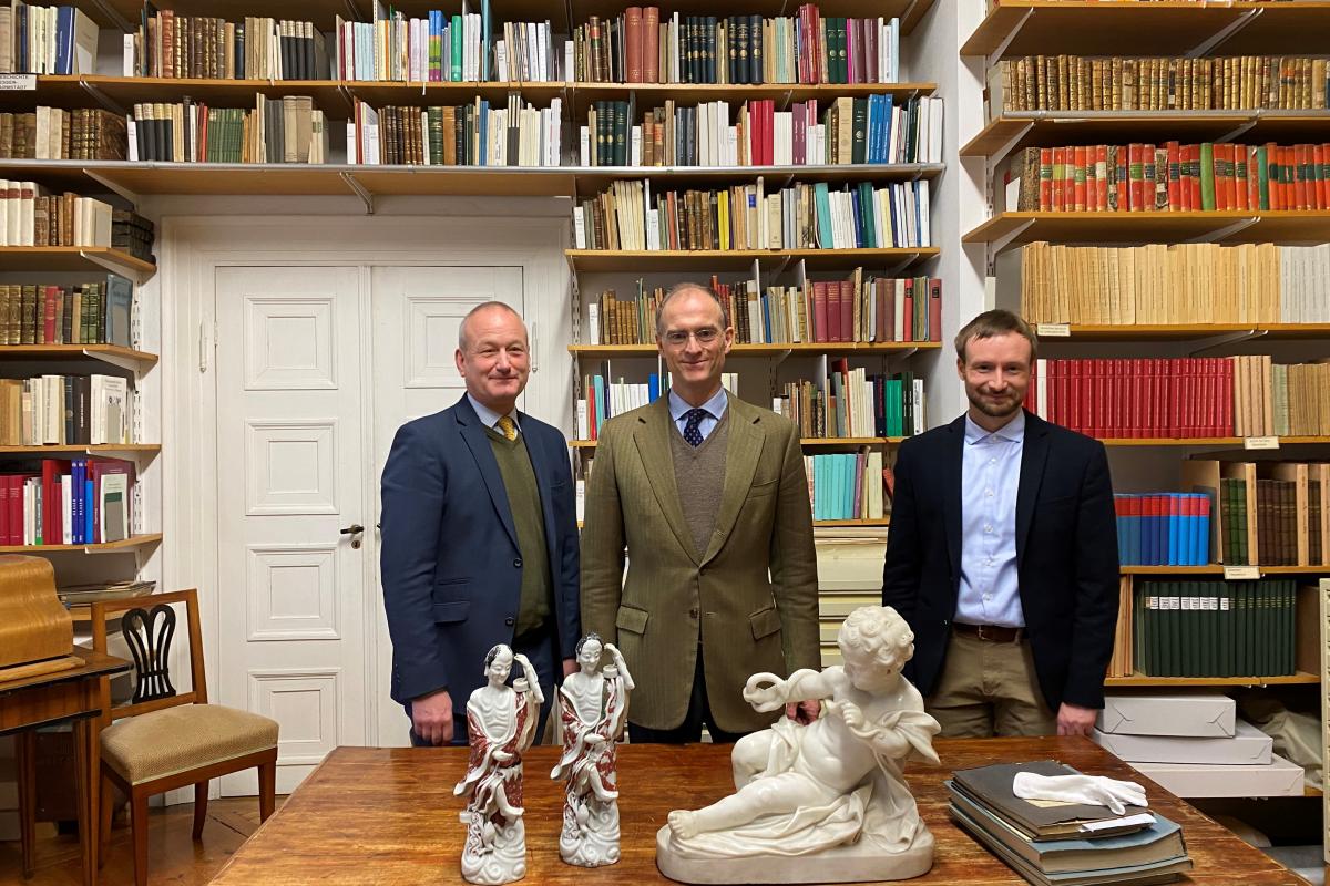 Museum Director Dr. Markus Miller, Donatus Landgrave of Hesse and art historian Sven Pabstmann show suspect objects whose origin is currently being researched.