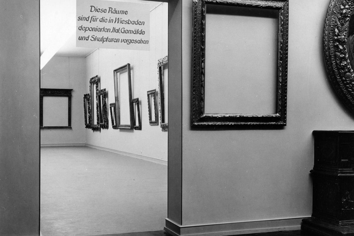 Leere Bilderrahmen forderten die Rückführung der im Central Collecting Point Wiesbaden gelagerten Gemälde der West-Berliner Gemäldegalerie in Berlin-Dahlem, 1953–1955