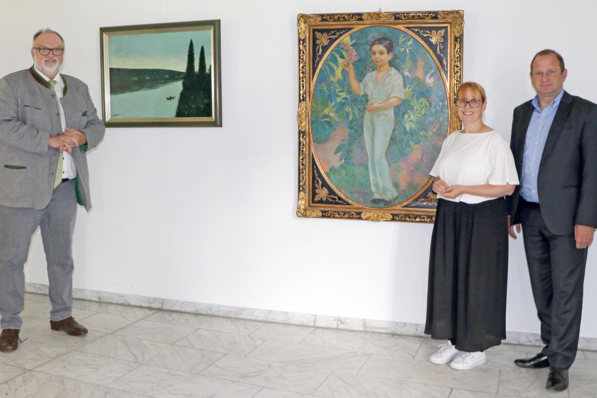zwei Gemälde, die die Stadt Passau zurückgibt, sowie der Bürgermeister und der Kulturreferent von Passau und die Museumsleiterin