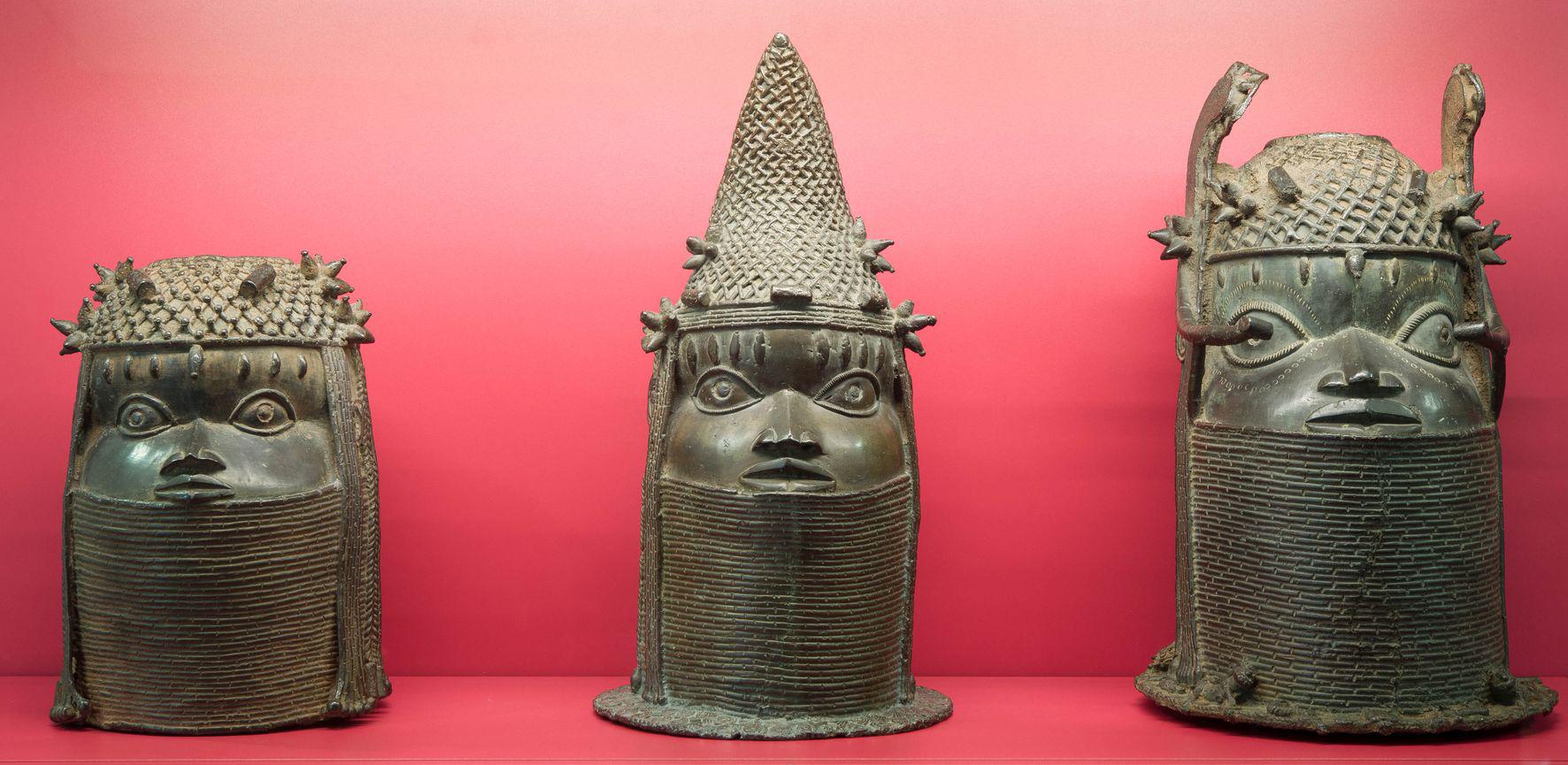 Benin-Bronzen in der Dauerausstellung des Übersee-Museums 