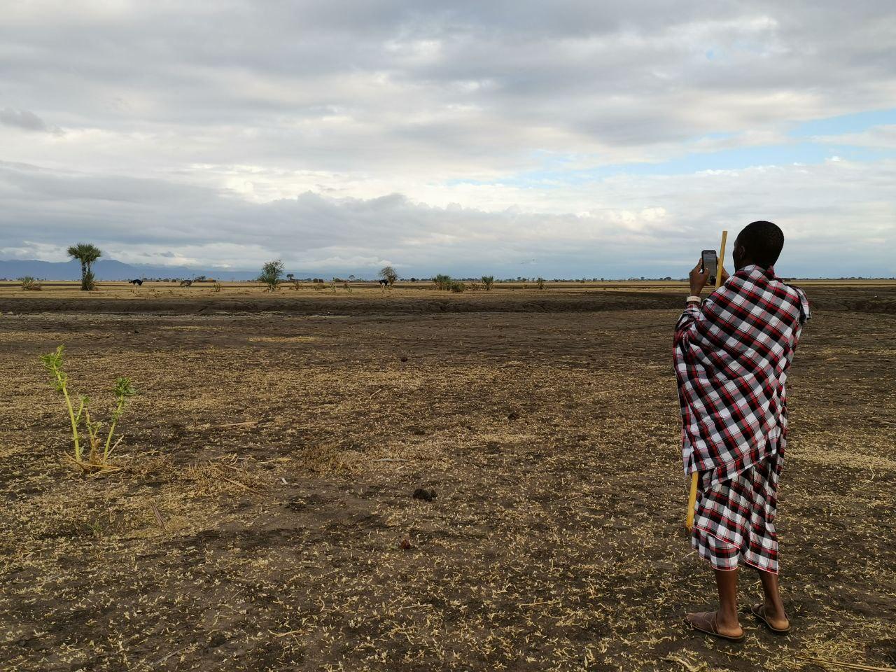 Mann vor Landschaft in Tanzania